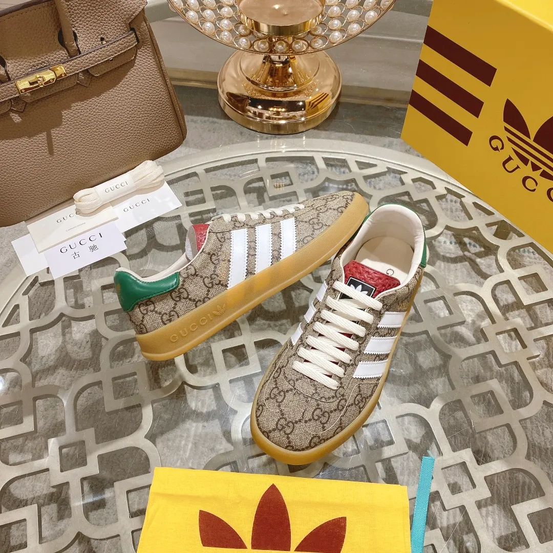 👟👟Ex-factory price 520👟👟Gucci&adidas joint limited edition couple's sneakers. A super nice joint casual sneaker with rich and bold colors! It showed everyone a completely different charm from the past! Combining retro style and youthful sports style to create a new aesthetic! Vitality yet stylish at the same time! ! Upper - made of cowhide, cowhide, cloth. Lining - sheepskin lining for foot pads. Sole - original open-molded beef tendon non-slip and wear-resistant outsole. Size: 35-47 (couple style)